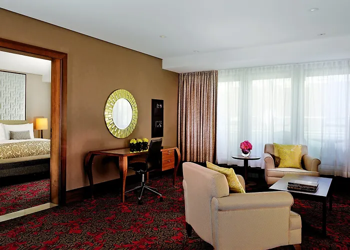 The Ritz-carlton, Отель